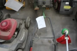 17#5817 Trattorino tosaerba John Deere e attrezzi per giardinaggio