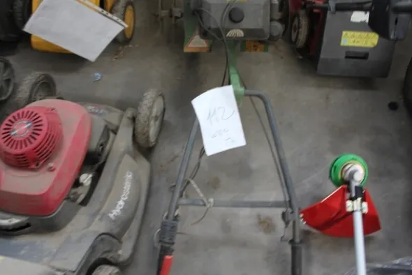 17#5817 Trattorino tosaerba John Deere e attrezzi per giardinaggio