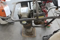 17#5817 Trattorino tosaerba John Deere e attrezzi per giardinaggio