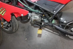 17#5817 Trattorino tosaerba John Deere e attrezzi per giardinaggio