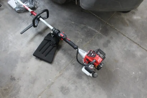 17#5817 Trattorino tosaerba John Deere e attrezzi per giardinaggio