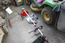 17#5817 Trattorino tosaerba John Deere e attrezzi per giardinaggio