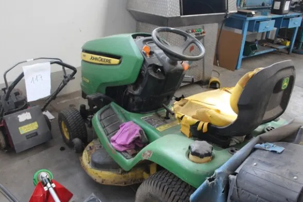 17#5817 Trattorino tosaerba John Deere e attrezzi per giardinaggio