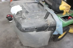 17#5817 Trattorino tosaerba John Deere e attrezzi per giardinaggio