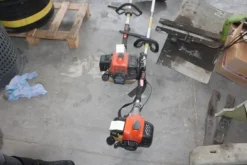 17#5817 Trattorino tosaerba John Deere e attrezzi per giardinaggio