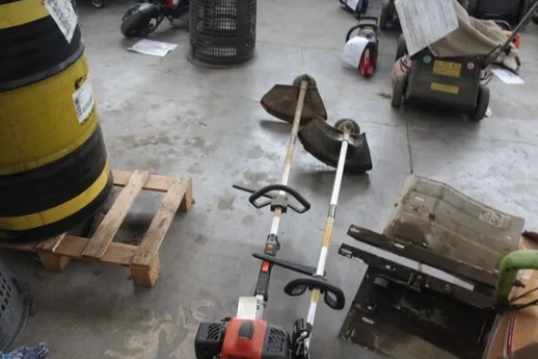 17#5817 Trattorino tosaerba John Deere e attrezzi per giardinaggio