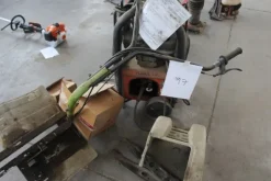 17#5817 Trattorino tosaerba John Deere e attrezzi per giardinaggio