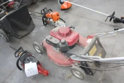 17#5817 Trattorino tosaerba John Deere e attrezzi per giardinaggio