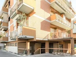 #14667 Tre negozi in complesso condominiale