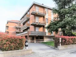 #14667 Tre negozi in complesso condominiale