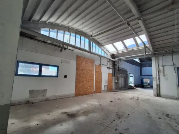 #2640021 Tribunale di Udine - Capannone industriale con corte