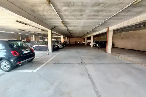 #24216 Ufficio al piano nono e sei posti auto