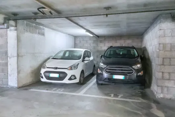 #24214 Ufficio al piano settimo e sei posti auto