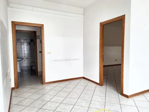 #23907 Ufficio al piano terra con cantina in complesso condominiale