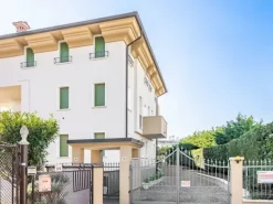 #22447 Ufficio al piano terra rialzato con posto auto
