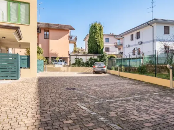 #22447 Ufficio al piano terra rialzato con posto auto