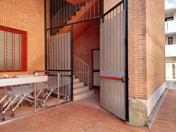 #20149 Ufficio al secondo piano in complesso multifunzionale