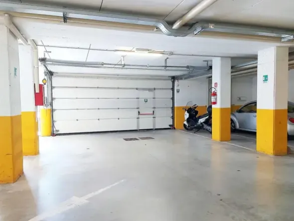 #22085 Ufficio con cantina e posto auto