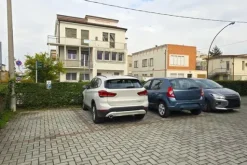 #24651 Ufficio e posto auto in edificio polifunzionale
