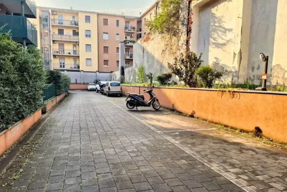 #25159 Ufficio e posto auto in edificio polifunzionale