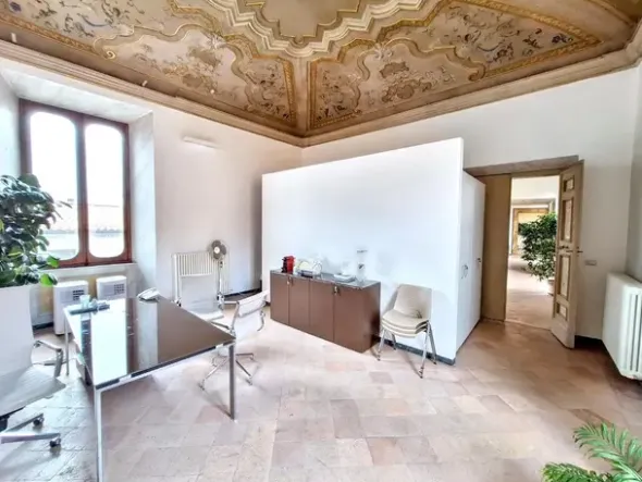 #2515025 Ufficio in palazzo storico con box auto