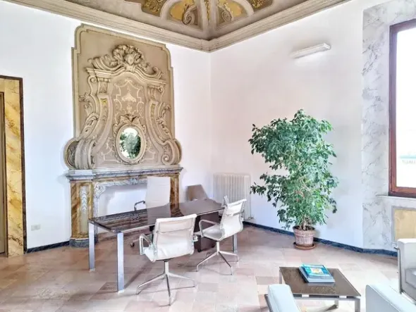 #2515025 Ufficio in palazzo storico con box auto