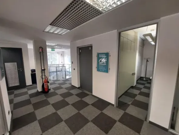 #25898 Ufficio in zona semicentrale con box auto e cantina