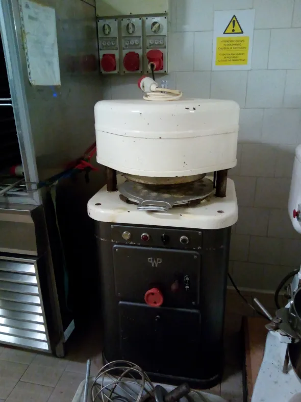 Vari macchinari per laboratorio pasticceria
