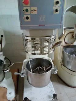 Vari macchinari per laboratorio pasticceria