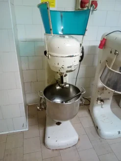 Vari macchinari per laboratorio pasticceria