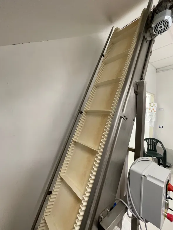 Vendo Nastro trasportatore inclinato per alimenti