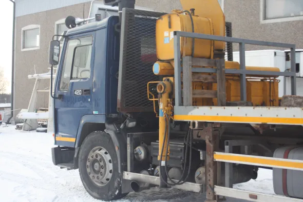 Volvo con gru