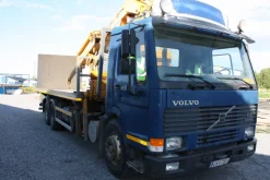 Volvo con gru